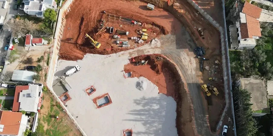 Diseño Geotécnico de Excavaciones Profundas en Concepción: Seguridad Bajo el Nivel Freático